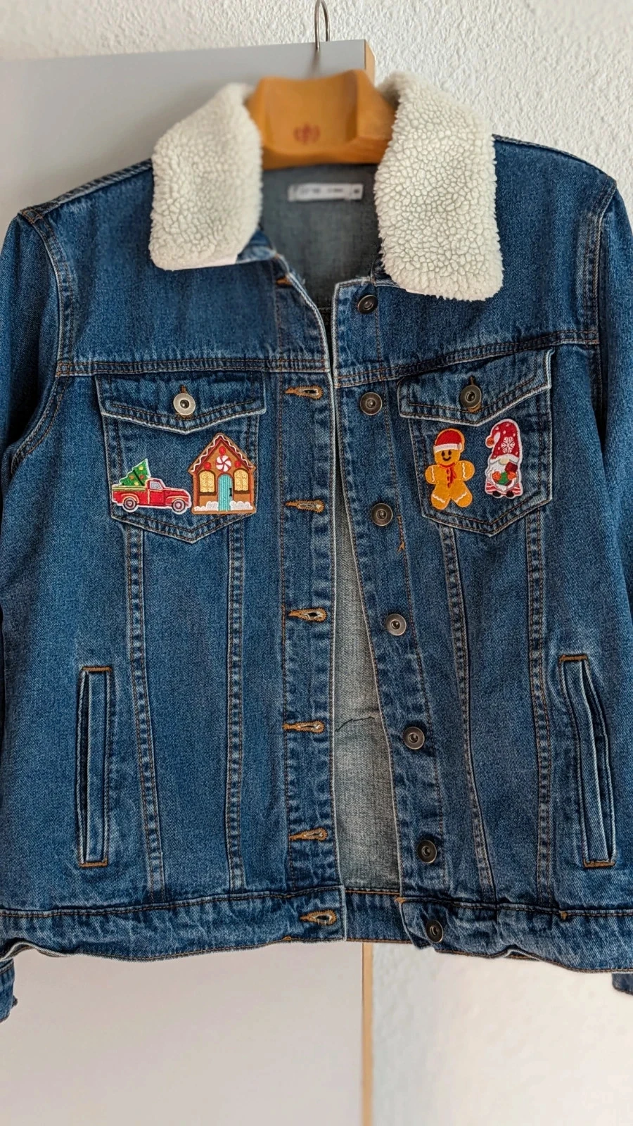Chaqueta de mezclilla bordada "Bad Santa - Creepy Christmas" – photo 3